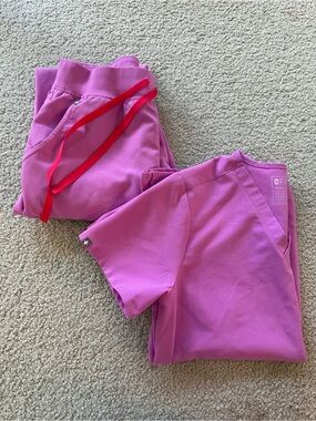FIGS PINK CLOUD SCRUB SET TOP: MEDIUM CATARINA BOTTOM: SMALL ZAMORA JOGGERS